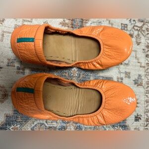 Gorgeous authentic limited edition CORAL PATENT LEATHER TIEKS by Gavrieli